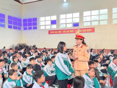 Tổ chức tuyên truyền an toàn giao thông học đường “Nâng bước em tới trường - Đón xuân bình an”